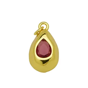 Vue détaillée d'un pendentif en zircon en forme de goutte plaqué or 18 carats.