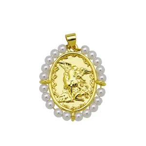 Primer plano de colgante ovalado chapado en oro de 18k con relieve de ángel y perlas