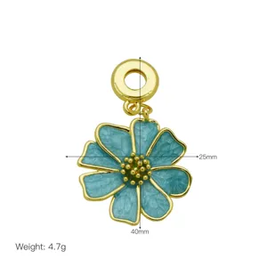 Detail view of flower pendant showing 25mm width, 40mm height, and 4.7g weight