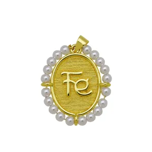 Vista detallada de un colgante ovalado chapado en oro de 18k con perlas y diseño en relieve 'Fé'