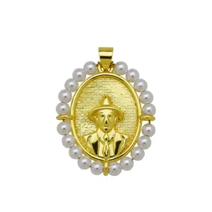 Colgante ovalado de latón chapado en oro 18k con relieve de hombre y perlas blancas
