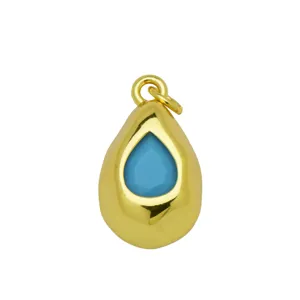 Gros plan d'un pendentif en forme de larme avec zircon bleu plaqué or 18 carats