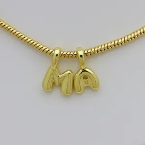 Dettaglio pendente collana con lettera M e A a bolla 3D dorata, gioiello hip-hop.