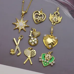 Ciondolo in Rame con Zirconia e Perla Artificiale Tema Sportivo Solo Ciondolo Cuore Scudo Calcio Tennis Golf Ciondolo Smaltato per Uomo Donna Gioielli
