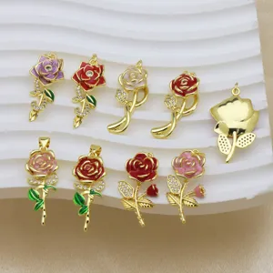 Detailaufnahme von bunten emaillierten Rosenblüten Metall Anhänger für Halskette Schmuck.