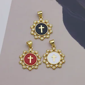 Detailansicht runder goldener Kreuzanhänger mit schwarzem, rotem und weißem Emaille-Inlay