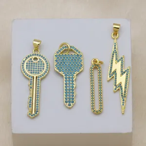 Primer plano detallado de cuatro colgantes bañados en oro con piedras azules brillantes.