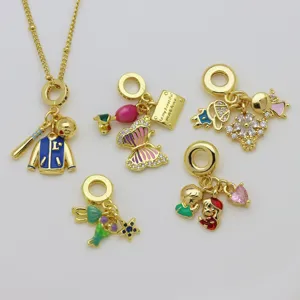 Detailaufnahme vergoldeter Emaillierte Charms mit niedlichen Motiven und Zirkonia Steinen.