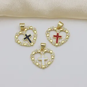 Detailaufnahme goldener Herzanhänger mit bunten Emaille-Kreuzen und Zirkonien