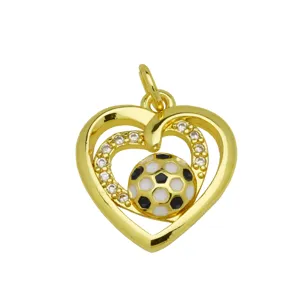 Dettaglio ravvicinato di un ciondolo a cuore d'oro con un pallone da calcio in smalto