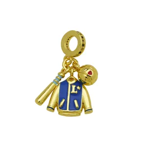 Vergoldeter Baseballjacken Charm mit Schläger und Ball, Emaillierter Anhänger für Armbänder.