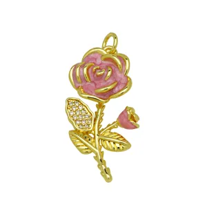 Detailaufnahme des vergoldeten rosa Emaillerosenanhängers mit funkelnden Kristallblättern.