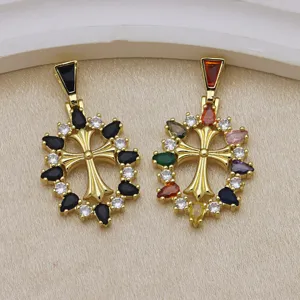 Ciondolo croce placcato oro con accessori collana in zirconi colorati e neri.