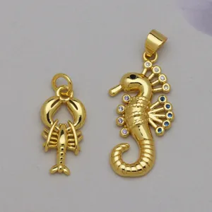 Primer plano de los detalles del colgante de circonita de langosta y caballito de mar.