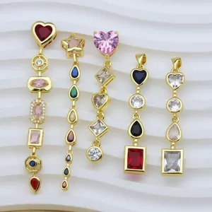 Detailansicht von exquisiten 18k vergoldeten bunten Zirkon Anhänger Charms Präsentation.