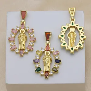 Squisito ciondolo religioso placcato oro 18K con zirconi colorati lucidi e brillanti.