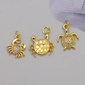 Colgantes de animales marinos dorados con circonitas vista detalle, bonita joya.