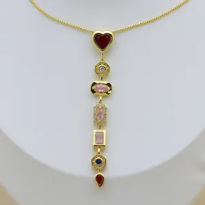 18K vergoldete Halskette mit bunten Zirkonia Steinen geometrischer Anhänger Detailansicht.