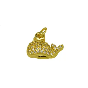 Exquisito detalle del colgante de ballena, cobre bañado en oro de 18k con circons brillantes.