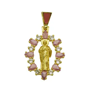 Dettaglio del ciondolo religioso placcato oro impreziosito da zirconi rosa e bianchi.