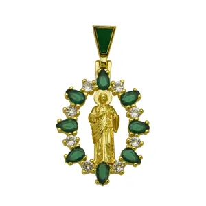 Ciondolo ovale religioso placcato oro decorato con zirconi verdi e pietre bianche.