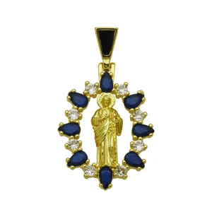 Pendente religioso placcato oro dettagliato con pietre di zircone blu e trasparenti scintillanti.