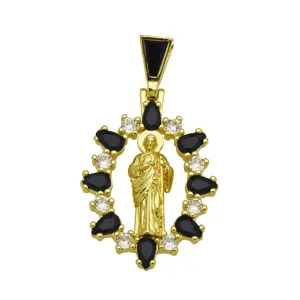 Vista dettagliata del ciondolo religioso dorato con zirconi neri e pietre lucenti.
