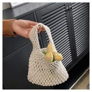 Weisse hohle handgefertigte Baumwollseil Handtasche mit gelben Tulpen, sommerliche Strandtasche.
