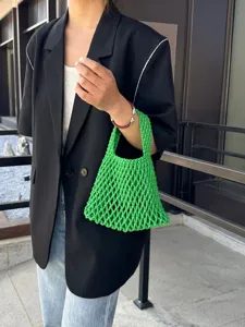 Schicke grüne handgemachte gewebte Netz-Handtasche für Damen, lässige Häkel-Strandtasche.