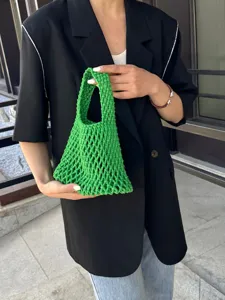 Grüne handgestrickte Baumwollseil-Häkelhandtasche, stylische Strandtasche für Damen im Alltag.