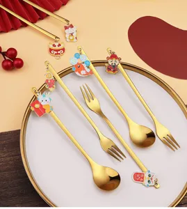 Vista detallada de cucharas de acero dorado con adorables colgantes temáticos de Año Nuevo.