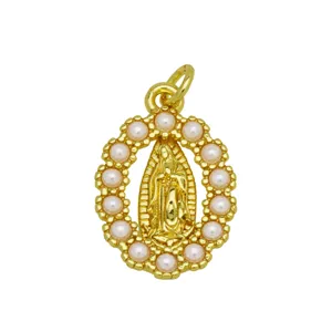 Ciondolo religioso placcato in oro con dettaglio di bordo in perle di Guadalupe