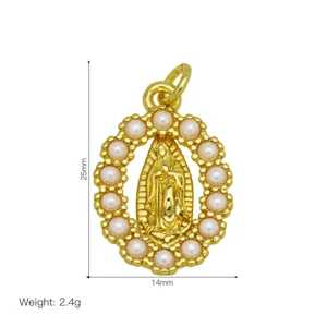 Dettaglio del ciondolo Madonna dorata con dimensione di 25mm, alone di perle e 2,4g.