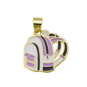 Primer plano detallado de un colgante de mochila de esmalte colorido en morado y blanco.