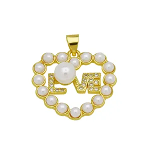 Primo piano dettagliato del ciondolo a cuore in perla dorata con strass scintillanti incorporati.