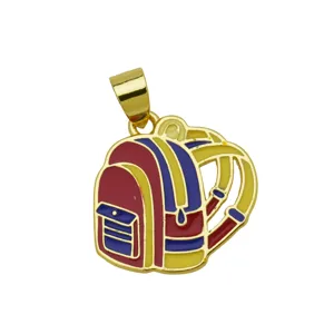 Primer plano de un bonito colgante de mochila esmaltado colorido con acabado metálico dorado.