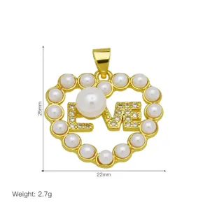 Dettaglio del ciondolo a cuore con perle placcato oro 18K con zirconi e specifiche tecniche.
