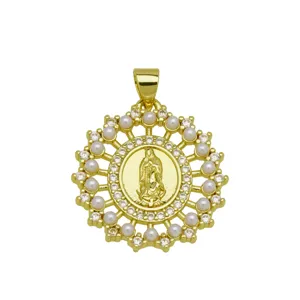 Ciondolo Vergine Maria dorato con zirconi cubici e perle eleganti per un look raffinato.