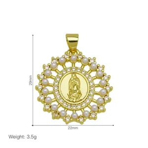 Ciondolo Vergine Maria placcato oro 18K con perle e zircone, elegante accessorio.
