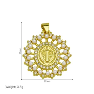 Ciondolo di San Benedetto dorato con perle e zirconi, elegante e raffinato gioiello religioso.