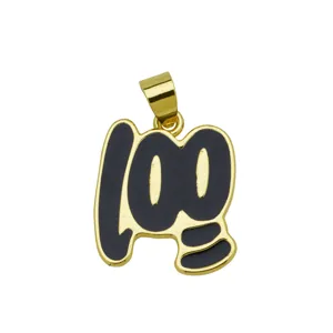 Colgante de número 100 chapado en oro con detalle de esmalte negro, elegante accesorio de joyería.
