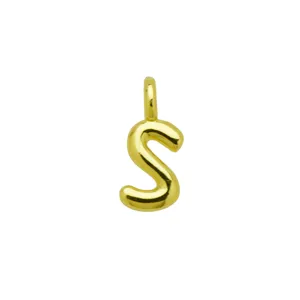 Ciondolo lettera S palloncino oro dettaglio primo piano, accessorio collana fai da te.