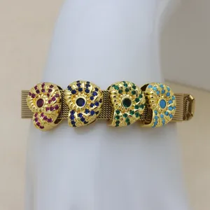 Bracelet en maille dorée avec quatre charms coquillage colorés bijou zircon élégant.