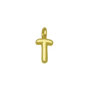 Ciondolo lettera T oro gonfio vista dettaglio, finitura metallo liscia, gioiello hip hop.