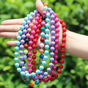 Collier de perles colorées fait main avec des entretoises en métal, design de bijoux tendance.