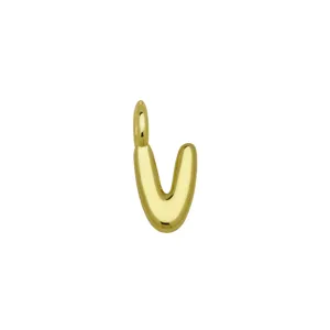 Primo piano del ciondolo a lettera V gonfia in oro, accessorio per collana fai da te.