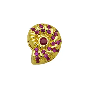 Gros plan détaillé du charm coquillage plaqué or avec de superbes zircons roses et rouges.