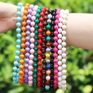 Ensemble de bracelets de perles multicolores superposés avec perles intercalaires.