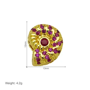 Pendentif charm coquillage plaqué or avec zircons roses et rouges vifs pour bracelets.
