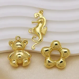 Set di ciondoli in ottone dorato con orsetto cavalluccio marino e fiore per collana chic.